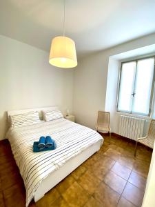 切爾諾比奧的住宿－Il Casone，一间卧室,床上有蓝色鞋