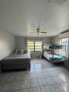 a bedroom with two bunk beds and a window at Casa Turquesa Roatán in Flowers Bay