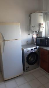 cocina con nevera y lavadora en Apartamento El Cerrito en Tandil