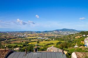uma vista para uma cidade a partir do telhado de uma casa em Casa Le Fonti Casa vacanze em Osimo