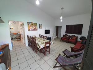 uma sala de estar com mesa e cadeiras em Casa com Piscina em Itamaracá em Itamaracá