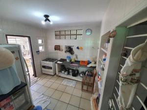 uma cozinha com fogão e piso em azulejo em Casa com Piscina em Itamaracá em Itamaracá