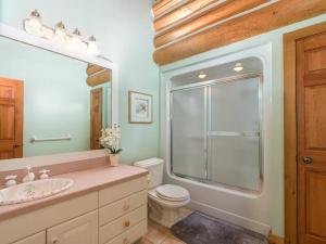 Luxury Timber Lodge w/Hot Tub-Sleeps 20にあるバスルーム