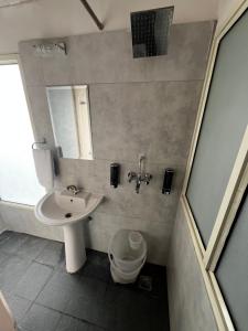 y baño con lavabo y espejo. en Nature Nest Resort, en Mai Jūbar