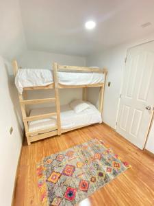 Katil dua tingkat atau katil-katil dua tingkat dalam bilik di Cabañas Ladera Sur