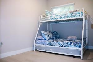 a bunk bed in a room with a bunk bedutenewayangering at Caribbean Style House in Dania Beach
