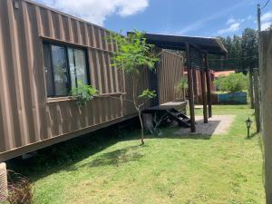 un petit arbre devant une maison dans l'établissement PIRIA, à Playa Hermosa