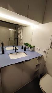 a bathroom with two sinks and a toilet at Good Spot Zieleniec Twin Eco 02 in Duszniki Zdrój