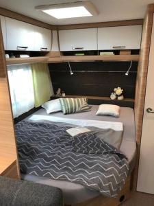 Postel nebo postele na pokoji v ubytování Camper Lodge CL3