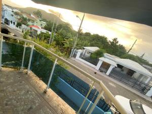 un balcón de una casa con piscina en Nuestro airbnb, en San Felipe de Puerto Plata