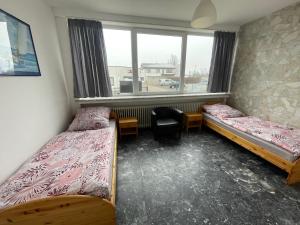 Pokój z 2 łóżkami i oknem w obiekcie Zimmer Vermietung w mieście Pattensen