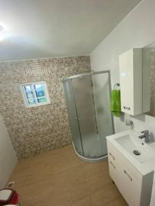 y baño con ducha y lavamanos. en Nuestro airbnb, en San Felipe de Puerto Plata