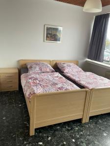 małe łóżko w sypialni z: w obiekcie Zimmer Vermietung w mieście Pattensen