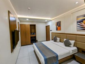 Łóżko lub łóżka w pokoju w obiekcie Hotel Red Chillee Restro