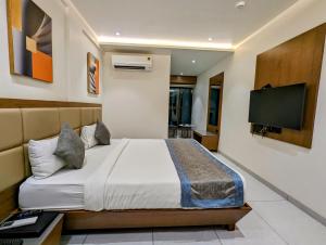 Telewizja i/lub zestaw kina domowego w obiekcie Hotel Red Chillee Restro