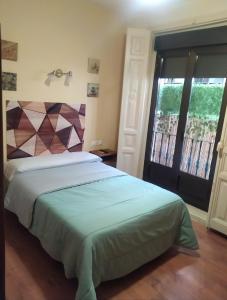 Łóżko lub łóżka w pokoju w obiekcie Habitaciones Universal