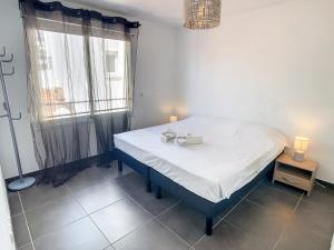 カンヌにある3 Bedrooms, 3 bathrooms central Cannes Lecerf 411の窓付きの客室の小さなベッド1台分です。