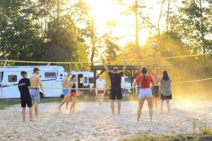 un grupo de personas jugando voleibol en una playa en Ferienhaus 8 Personen - b46443, 