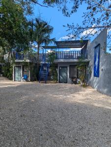 バジャドリドにあるThe Blue Eco Lodgeの階段のある家