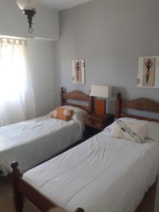a bedroom with two beds and a window at Apartamento El Cerrito in Tandil