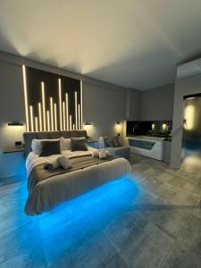 1 dormitorio grande con 1 cama grande con luces azules en Hey Suite Luxury GuestHouse Roma-Trastevere, en Roma