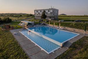 una vista aérea de una piscina frente a un edificio en Mountain Sky View - Маунтин Скай Вю, en Gabrovo