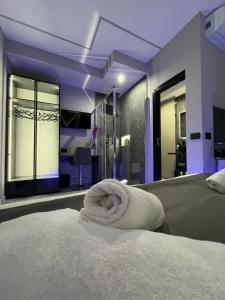 Un dormitorio con una cama con una toalla. en Hey Suite Luxury GuestHouse Roma-Trastevere, en Roma