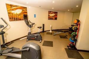 una palestra con diverse attrezzature sportive in una stanza di The Eagle Suite at Stoneridge Mountain Resort a Canmore