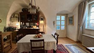 een keuken en eetkamer met een tafel met een fruitschaal bij LINZ CITY CENTER - Historisches Apartment & Refugium in Linz