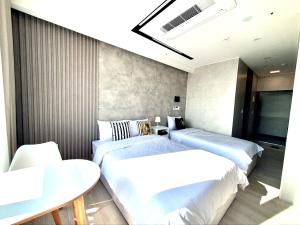Postel nebo postele na pokoji v ubytování 라비앙즈-Raviens-Elliy's Room