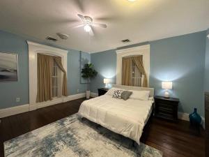 sypialnia z łóżkiem i wentylatorem sufitowym w obiekcie Luxurious Historic Victorian w mieście Warren