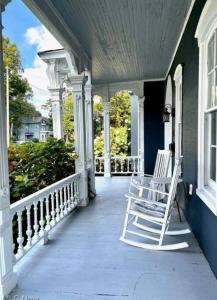 Balkon atau teras di Luxurious Historic Victorian