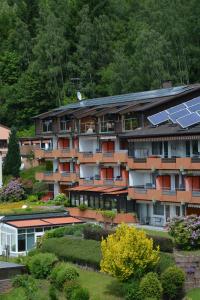 un immeuble d'appartements avec des panneaux solaires sur le toit dans l'établissement Joe's Apartments, à Bad Liebenzell