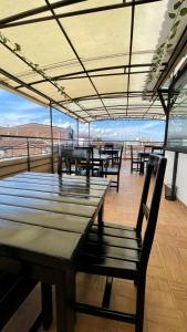 a restaurant with tables and benches on a roof at Hotel Sangil Tuluá in Tuluá