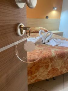 1 dormitorio con 1 cama con mesa de cristal en MANDANICI :Borgo Marsalini 2.0, en Barcellona-Pozzo di Gotto