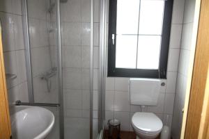 Koupelna v ubytování Lechbruck am See Feriendorf Hochbergle Haus 7 + 22 fotografií