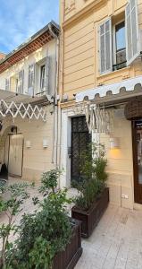 una casa con un toldo y plantas delante de ella en Viva Riviera 5 Rue Florian, en Cannes