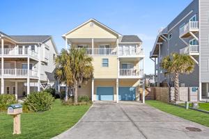 eine Auffahrt vor einigen Apartmentgebäuden in der Unterkunft Bombastic Home - Steps to Beach - GameRm - Hot Tub - Pet Friendly in Surf City