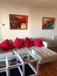 倫敦的住宿－Room 1 or 2 ppl near EXCEL, O2, Canary Wharf - London，客厅配有红色枕头的沙发