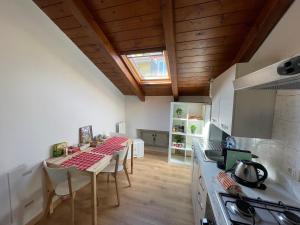 een keuken met een tafel en stoelen in een kamer bij Nuvola di Parma// del Ducato 1 in Parma