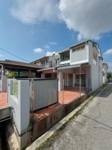 uma casa branca com uma cerca à frente. em Coz26 Bercham House Spacious Family Suite 14pax 3Parking em Ipoh