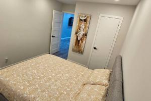 1 dormitorio con 1 cama y una pintura en la pared en Spacious bright Apt,Parking and self check-in, en Longueuil