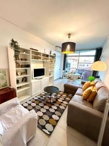 uma sala de estar com um sofá e uma mesa em Apartment Sagrera em Barcelona