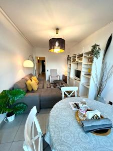 巴塞隆納的住宿－薩格里拉公寓，客厅配有沙发和桌子