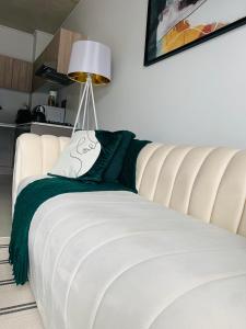 Rúm í herbergi á Green with Envy-Luxury Apartment- No Loadshedding