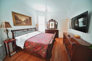 Giường trong phòng chung tại Stone Mansion Sleeps 10-20 Free TV & Parking