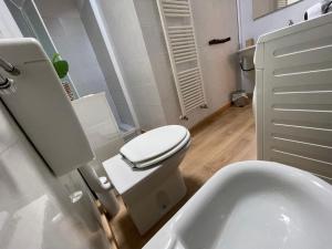 een badkamer met een wit toilet en een wastafel bij Nuvola di Parma// del Ducato 1 in Parma