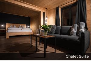 Een bed of bedden in een kamer bij Hotel Arc-en-ciel Gstaad