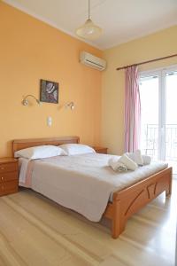 sypialnia z łóżkiem z dwoma ręcznikami w obiekcie Butterfly Barbati apartments w mieście Barbati