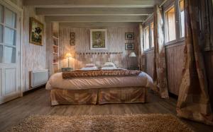 una camera da letto con due letti in una stanza di La Belle Epoque a Sansac-de-Marmiesse